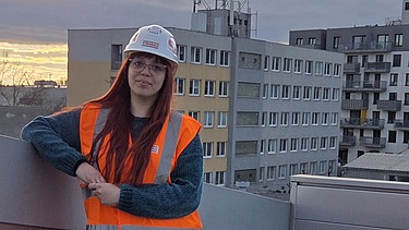 kolegyňa v helme na terase