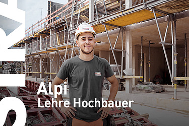 Lehrling mit STRABAG-Helm steht vor einem Gebäude mit Gerüst
