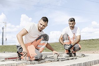 Bild von Marcel Voth mit einem Kollegen während der Ausbildung zum Straßenbauer