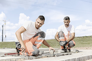 Bild von Marcel mit einem Kollegen während der Ausbildung zum Straßenbauer