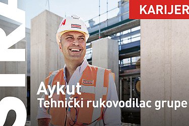 Kolega na gradilištu gleda u stranu i smeje se