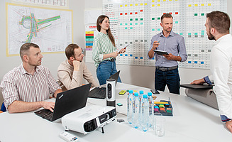 4 osoby siedzą podczas treningu