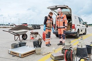 Deux collègues se tiennent ensemble sur le site