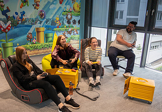 Linda mit drei Kolleg:innen