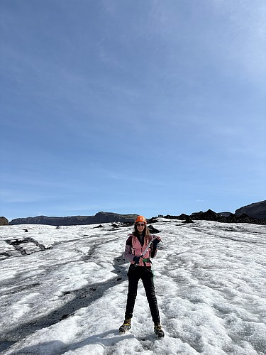 Nikolina gleda u kameru i smije se