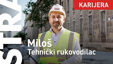 Kolega na gradilištu gleda u kameru