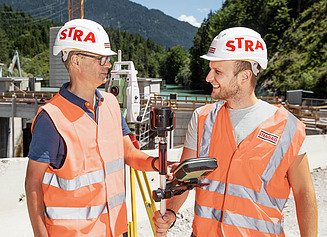 Međugeneracijski Slika dva geometra na gradilištu