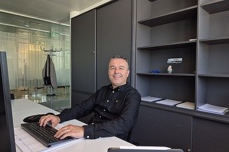 Ante Pavić, komercijalni voditelj regije Hrvatska jug, STRABAG BMTI Ante u uredu pozira i smije se u kameru