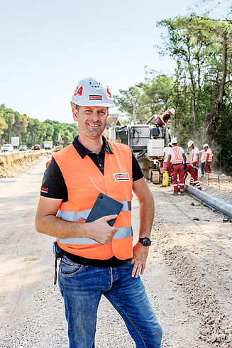 Kolegica Katrin gleda u kameru i smije se, crno-bijela fotografija