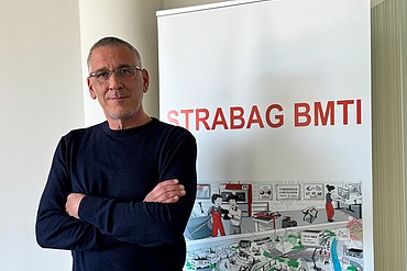 Željko pozira ispred STRABAG BMTI roll up-a