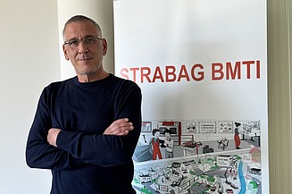 Željko pozira ispred STRABAG BMTI roll up-a