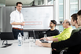 5 personnes dans une salle de formation