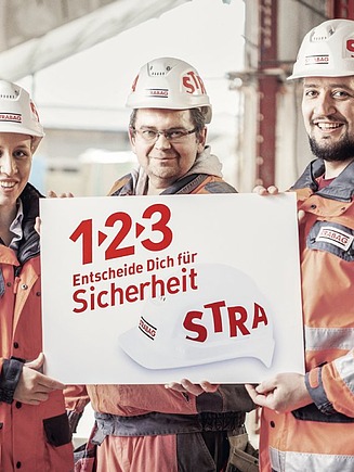 Fotografie Tři lidé s cedulí v ruce
