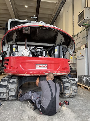 Marko popravlja stroj