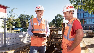 Finn on the construction site talking with a collegue