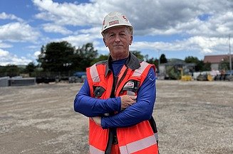 Bernard Lopac, Skladištar Slika Bernarda na gradilištu, iza njega su strojevi