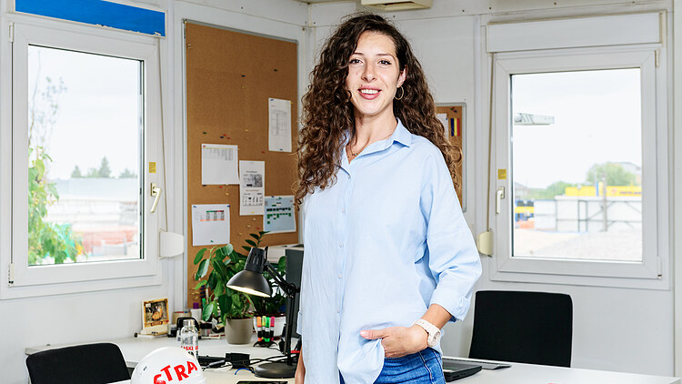 Imaginea unei femei care privește în cameră