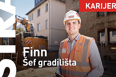 Kolega na gradilištu gleda u kameru i smeje se