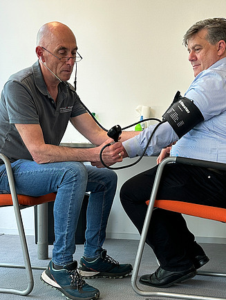 Employees at the health check of STRABAG Health Management