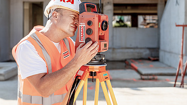 Photo Man with helmet stands in front of construction pit