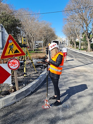 Tania na gradilištu radi mjerenja