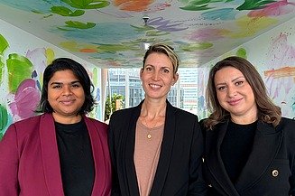 International Compliance: Sarah, Brigitte und Samira