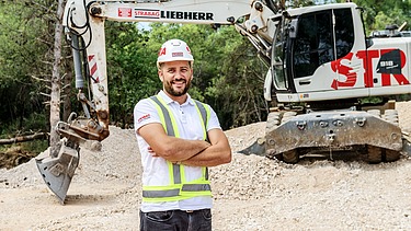 Photo technicien à côté d'un ouvrier avec un casque de chantier pointant du doigt