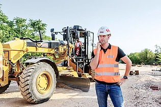 Kolega priča na mobitel na gradilištu