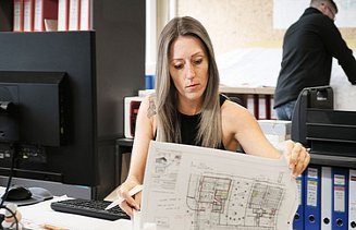 Photo woman at desk and browsing list