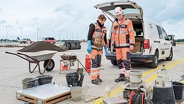 Deux collègues se tiennent ensemble sur le site