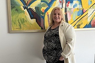 Tamara Bartovčak, tajnica Tamara u uredu pozra i gleda u kameru