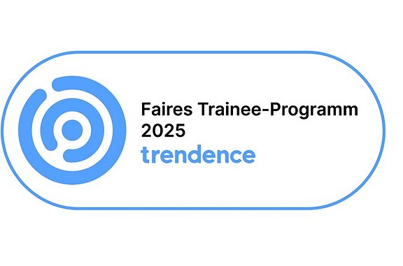 Blauer Schriftzug: Faires Traineeprogramm 2025 von Trendence mit Logo