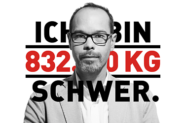 Porträt eines Mannes in schwarz-weiß, Text im Hintergrund: Ich bin 832.000 Kilogramm schwer