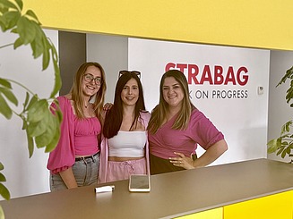 Anđela mit zwei Kolleginnen