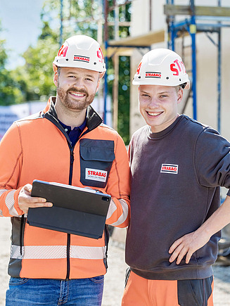 Lernender und Berufsbildner auf der Baustelle 