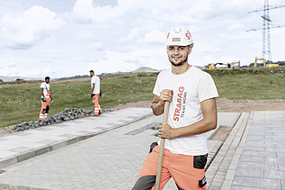 Foto: Marcel pflastert eine Fläche