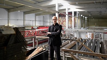 Geschäftsführer von Mischek Systembau Mathias Tabor in der Fertigungshalle des Werkes