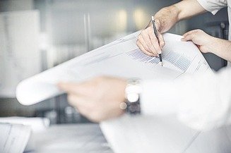 SID - STRABAG: Inovacije i digitalizacija Slika papirnatog plana i ruke koja pokazuje nešto na njemu