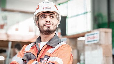 Ein STRABAG Mitarbeiter in Großaufnahme