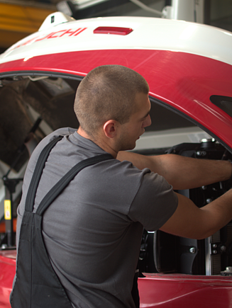 Marko popravlja stroj