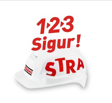 Foto: Trei persoane cu cască se uită la o tabletă