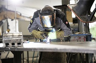 Foto Mann mit Schutzhelm schweißt