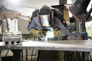 Foto Mann mit Schutzhelm schweißt