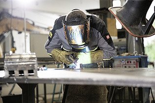 Photo man with hard hat welding