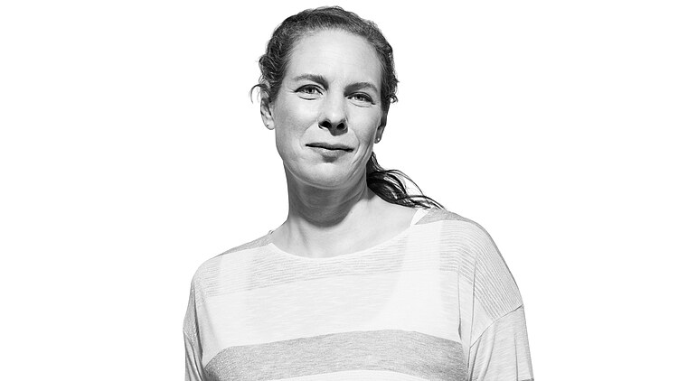 Hölgy portréja fekete-fehérben, háttérben szöveg: Súlyom 650 kilogramm: 650 kilogramm