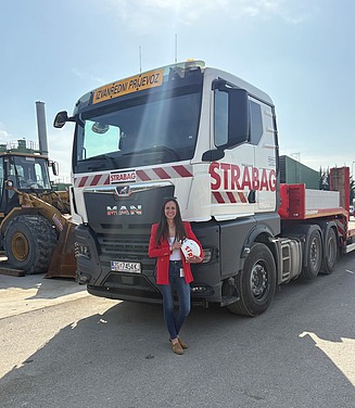 Nikolina stoji ispred kamiona