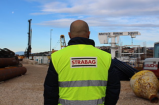 Daniel na gradilištu okrenut leđima