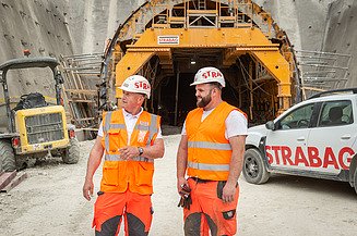 Kolege provjeravaju gradilište, iza je tunel