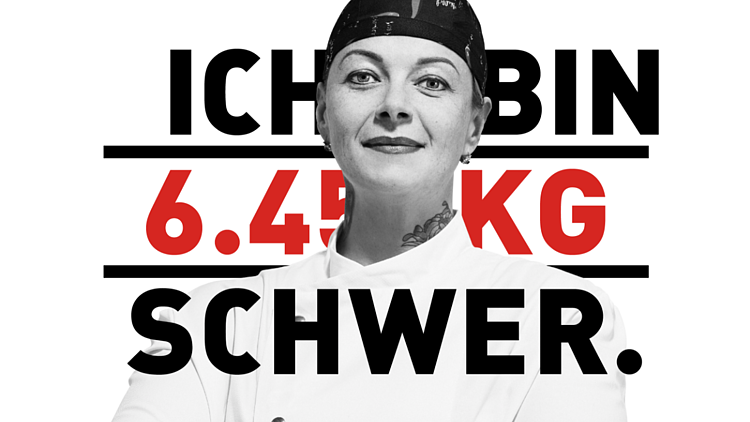 Porträt einer Dame in schwarz-weiß, Text im Hintergrund: Ich bin 6.457 Kilogramm schwer