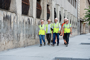 Kolege na gradilištu hodaju